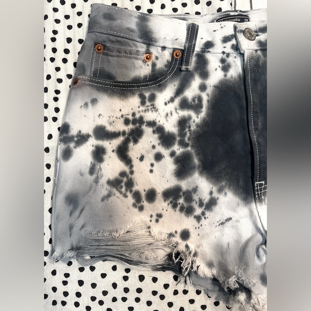 Abercrombie & Fitch GREY BLEACHED ANNIE HIGH RISE SHORT Size 26 / 2 - Picture 3 of 7